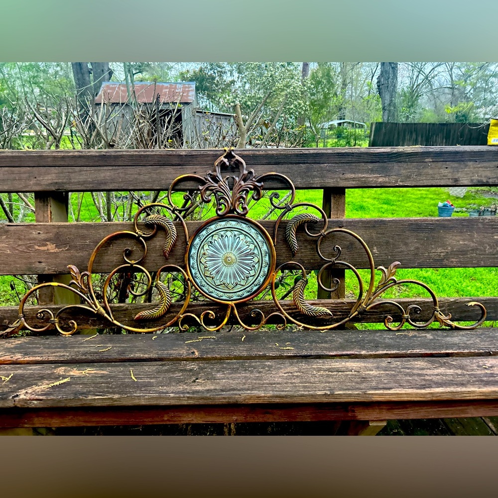 Indoor/outdoor metal wall mount decor